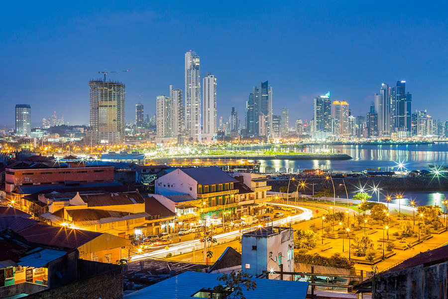 La ciudad antigua de Panamá y la ciudad nueva al atardecer