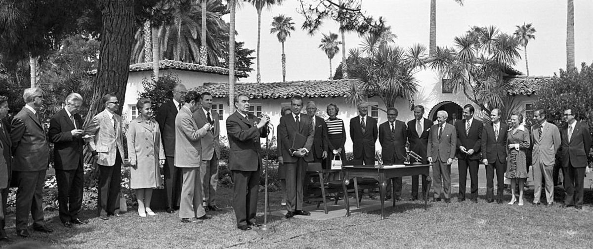 Soviet Union leader Leonid Brezhnev and President Richard Nixon stand in front of La Casa Pacifica af