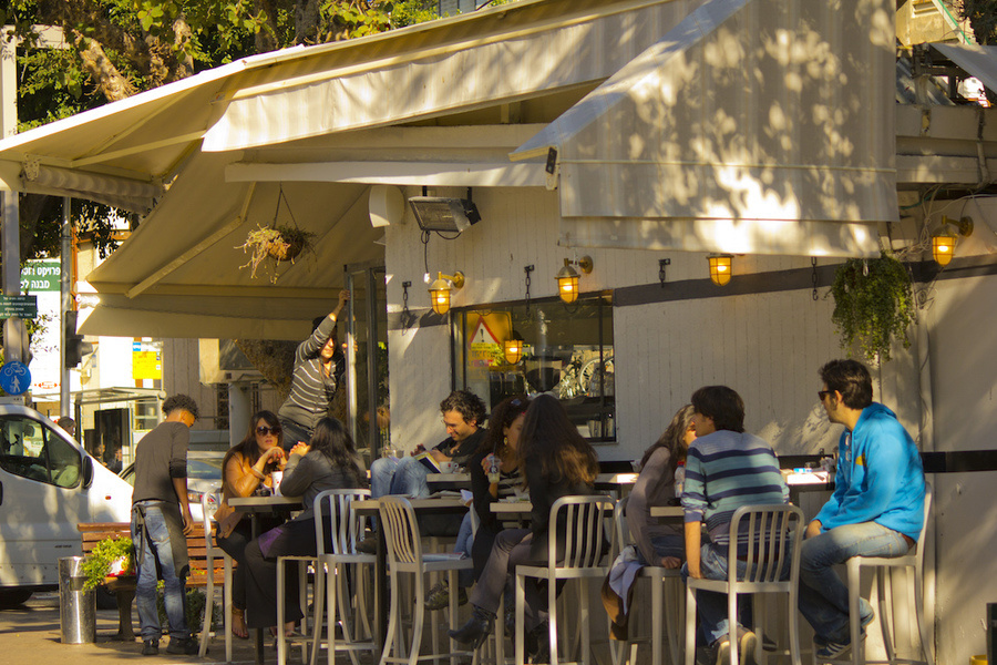 Outdoor dining on Rothschild Boulevard, Tel Aviv