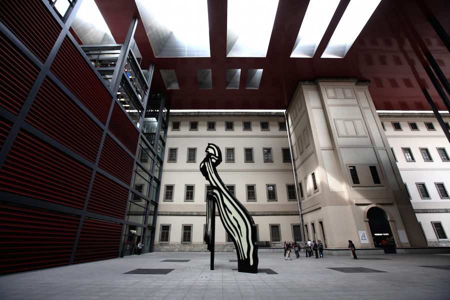 Escultura de Roy Lichtenstein en la plaza cubierta del Museo Nacional de Arte Reina Sofía.