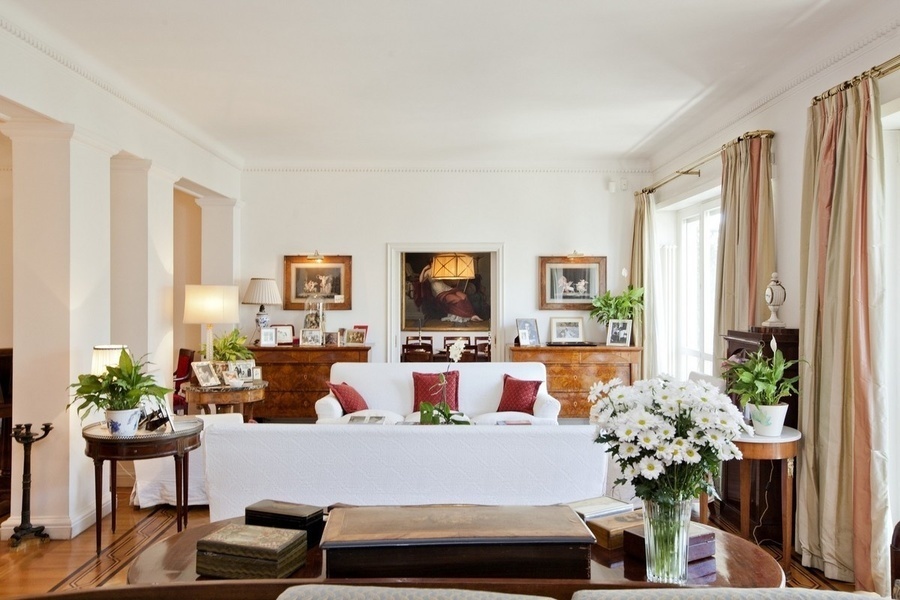 This five bedroom apartment located a few minutes from Villa Borghese and the center of Rome is curre