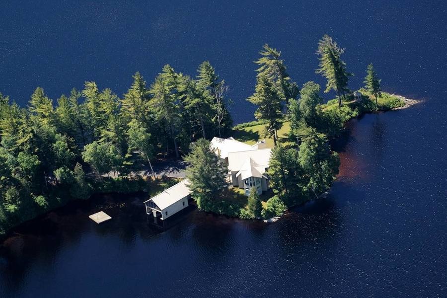 Una vista aérea del campamento para huéspedes en las Adirondack que forma parte de la propiedad de Ma