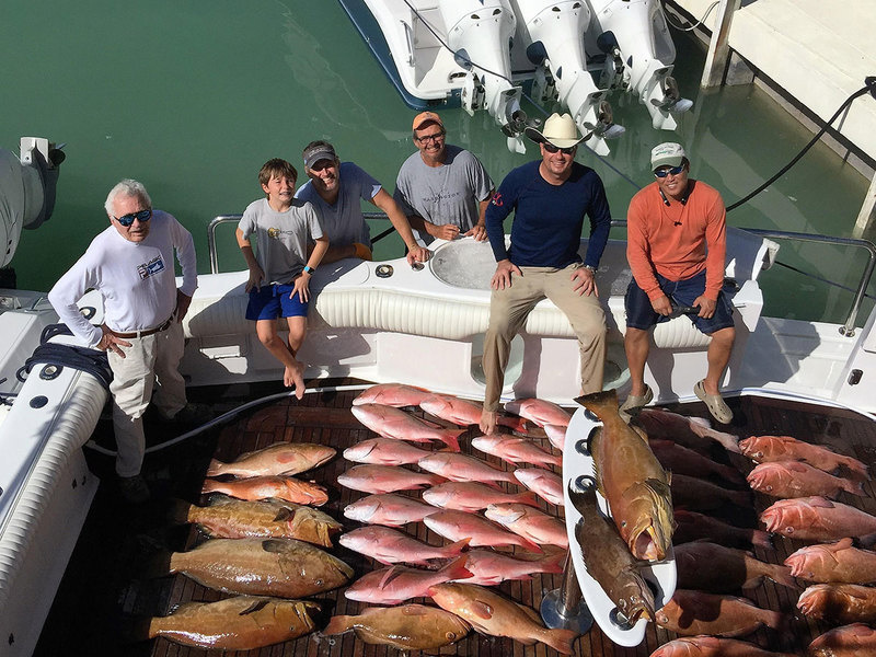 La familia del propietario posa con su pesca.